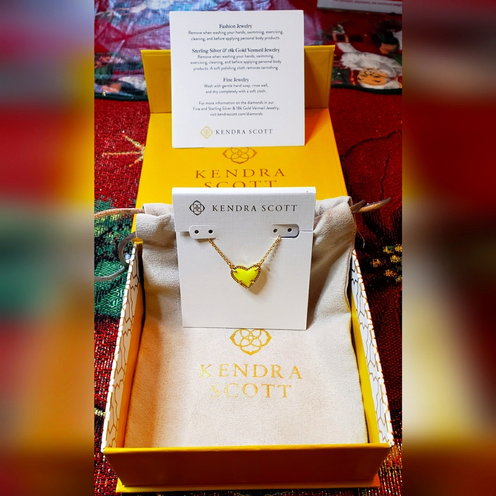 NWT Kendra Scott Ari Heart Short Pendant Necklace, 15" Gold/Neon Yellow